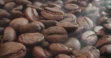 Kahve tohumlarını kapat. Kokulu kahve çekirdekleri kavrulmuş dumandır. Kahve çekirdeklerinden gelir.