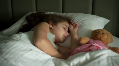 - İyi geceler. Baba kızına bakar. Dinlen bebeğim. Yatakta uyu. Tasasız çocukluk. Babaların elleri battaniyeyle kaplıdır. Sıcak bir yatakta uyuyan tatlı küçük bir kızı okşarlar..