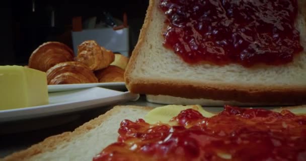 Сендвіч Маслом Варенням Нарізаний Шматочком Хліба Малиновим Джемом Тостер Сендвіч — стокове відео