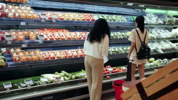 Молодые Женщины Покупают Продукты Девушки Выбирают Овощи Огурцы Помидоры Упаковке — стоковое видео