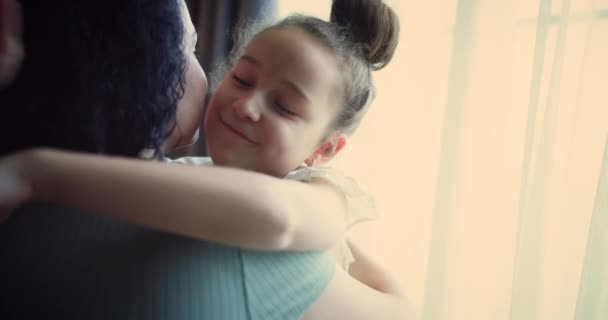 一个母亲充满爱心地拥抱女儿的画像 她的母亲正在拥抱和亲吻她的女儿 母亲节的概念 — 图库视频影像