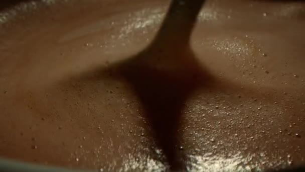 ショットカップコーヒーを閉じます コーヒーとマグカップの上から側のビュー人の手はスプーンでコーヒーを攪拌し 泡を攪拌します — ストック動画