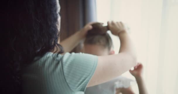 Mother Combs Her Daughters Hair Woman Brushing Her Lovely Daughters — Stock Video