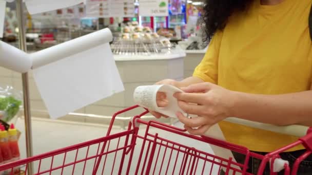 Μια Γυναίκα Τσεκάρει Χαρτιά Αφού Ψωνίσει Για Ψώνια Στο Εμπορικό — Αρχείο Βίντεο