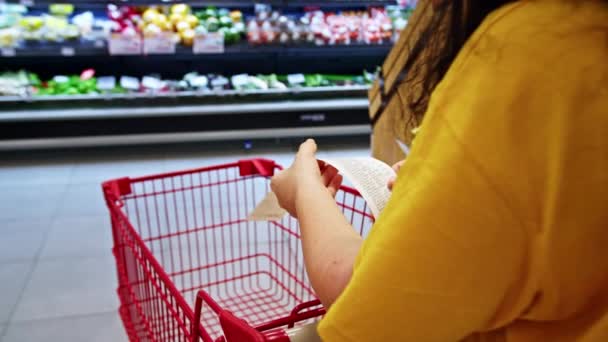 Női Csekkek Papír Blokk Előző Vásárlás Összehasonlítja Nagy Növekedés Élelmiszerárak — Stock videók