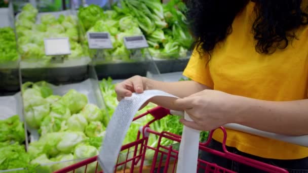 여자는 쇼핑몰에서 식료품을 잡화상 계산서를 합니다 시장에서 돈쓰기 — 비디오