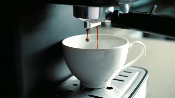 Koncepció Pirított Fekete Kávét Iszogatva Reggel Kávépatak Öntése Gépből Csészében — Stock videók