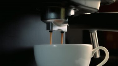 Kavramsal olarak sabahları kavrulmuş sade kahve içmek. Kahve fincanından kahve dökmek. Kahve makinesinden fincana kahve dökülüyor. Taze kahve akıyor. Ev yapımı sıcak Espresso.