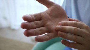 Avuçta çok kuru, çatlak deri, sorunlu cilt, dermatolojik tedavi gereklidir. yakın plan.