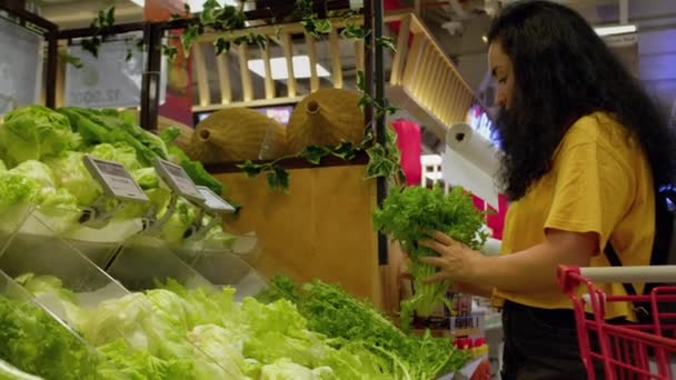 Attraktive Junge Frau Rosafarbenen Anzug Wählt Kohlsalat Kauft Supermarkt Ein — Stockvideo