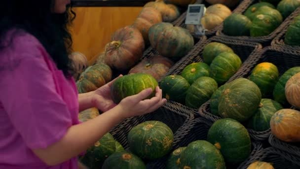 Молодая Женщина Покупает Продукты Выбирает Тыкву Супермаркете Отпуска Пустых Привлекательная — стоковое видео
