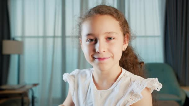 Potret Lucu Gadis Kecil Tersenyum Anak Melihat Kamera Duduk Sofa — Stok Video