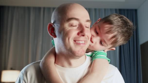 Retrato Niño Cariñoso Feliz Lindo Niño Encantador Hijo Abrazando Besando — Vídeo de stock