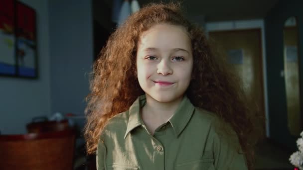 Portré Vicces Kislány Mosolyog Gyermek Néz Kamera Ülnek Kanapén Otthon — Stock videók