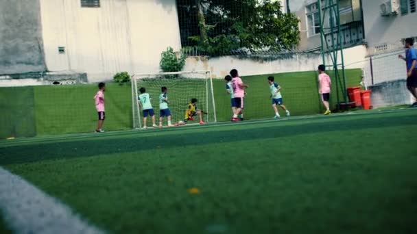 Los Niños Vietnam Juegan Fútbol Campo Fútbol Portero Protege Puerta — Vídeo de stock