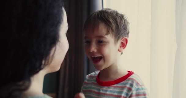 Retrato Madre Hijo Madre Acaricia Nariz Hijo Sonriente Con Dedo — Vídeos de Stock
