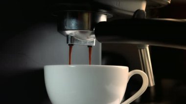 Kavramsal olarak sabahları kavrulmuş sade kahve içmek. Kahve fincanından kahve dökmek. Kahve makinesinden fincana kahve dökülüyor. Taze kahve akıyor. Ev yapımı sıcak Espresso.