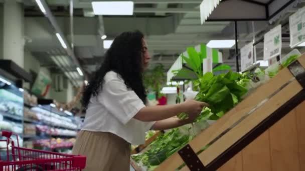 Attraktive Junge Frau Rosafarbenen Anzug Wählt Kohlsalat Kauft Supermarkt Ein — Stockvideo