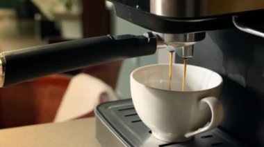 Kavramsal olarak sabahları kavrulmuş sade kahve içmek. Kahve fincanından kahve dökmek. Kahve makinesinden fincana kahve dökülüyor. Taze kahve akıyor. Ev yapımı sıcak Espresso.