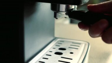 Sabahları kavrulmuş sade kahve hazırlama kavramı. Makineden fincana akarsu kahve dökmek. Taze öğütülmüş kahve. Ev yapımı sıcak espresso..