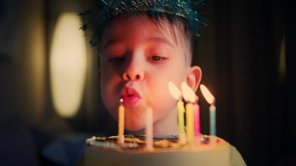 Nahaufnahme Eines Charmanten Kaukasischen Jungen Der Wünsche Macht Und Kerzen — Stockvideo