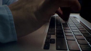 Alternatif makro, genç bir iş adamının elleri internet tarayıcısında e-posta ve sörf yapmak için dizüstü veya bilgisayar klavyesinde çalışmakla meşgul.