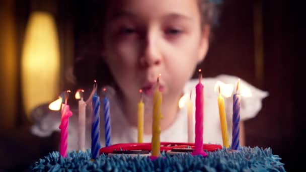 Beyaz Bir Çocuğun Doğum Günü Pastasında Mum Üfleyip Dilek Tuttuğu — Stok video