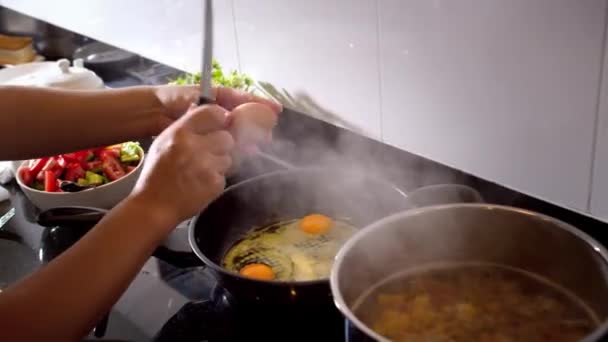 Готовить Яичницу Сковороде Женщина Разбивает Яйца Сковородке Приготовить Яичницу Завтрак — стоковое видео