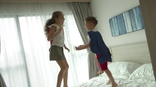 Mädchen Und Jungen Superhelden Springen Zimmer Auf Dem Bett Kinderzimmer — Stockvideo