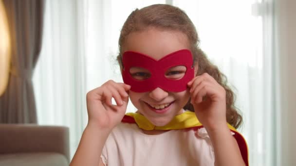 Piękne Dziecko Słodkie Śmieszne Wesołe Dziewczyny Stroju Superbohatera Dziecko Odgrywa — Wideo stockowe