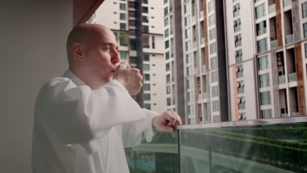 Przystojny Biały Mężczyzna Średnim Wieku Stoi Balkonie Pięknymi Widokami Pije — Wideo stockowe