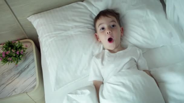 Портрет Щасливого Милий Смішний Веселий Маленький Хлопчик Білій Піжамі Прокидається — стокове відео