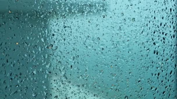 Stora Regndroppar Träffar Fönsterruta Sommardusch Vattendroppar Glas Regnregn Försvinn Regndroppar — Stockvideo