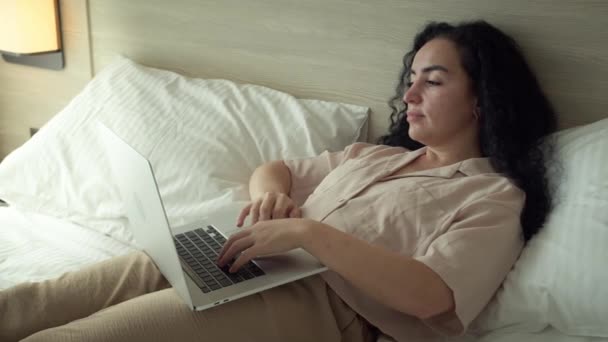 ラップトップコンピュータで働く美しい女性の原因アジア人 寝室の自宅でラップトップの家のオフィスに入力するビジネス女性 インスピレーションを探しているリラックスした女性 — ストック動画
