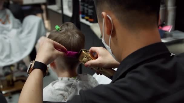 Trendy Friseur Schneidet Haare Kind Mit Einem Clipper Friseursalon Herrenfrisur — Stockvideo
