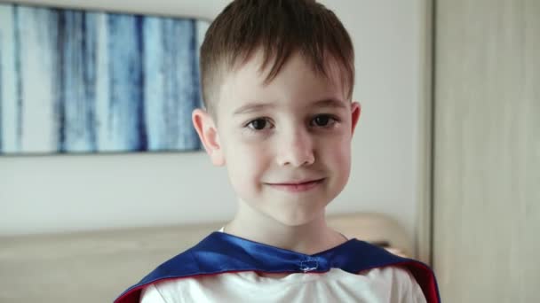 Dziecko Chłopiec Superbohater Portret Twarzy Szczęśliwa Rodzina Pomysł Marzenie Dziecka — Wideo stockowe