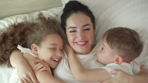 Portret Szczęśliwy Cute Zabawny Uśmiechnięty Mama Jej Dzieci Córka Syn — Wideo stockowe