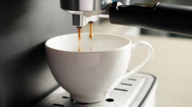 Kavramsal olarak sabahları kavrulmuş sade kahve içmek. Kahve fincanından kahve dökmek. Kahve makinesinden fincana kahve dökülüyor. Taze kahve akıyor. Ev yapımı sıcak Espresso.