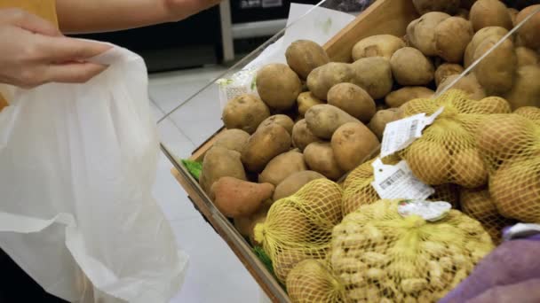 Jovem Atraente Escolhe Batatas Compras Supermercado Compra Alimentos Saudáveis Batatas — Vídeo de Stock