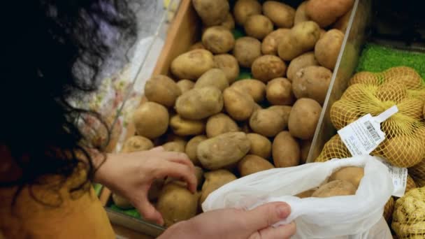 Aantrekkelijke Jonge Vrouw Kiest Aardappelen Winkelen Supermarkt Koopt Gezond Voedsel — Stockvideo