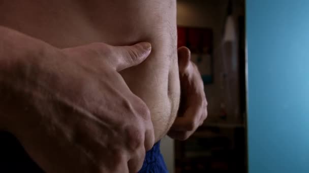 Χοντρό Αρσενικό Κοιλιά Άνθρωπος Που Κρατά Δέρμα Για Ελέγξετε Την — Αρχείο Βίντεο
