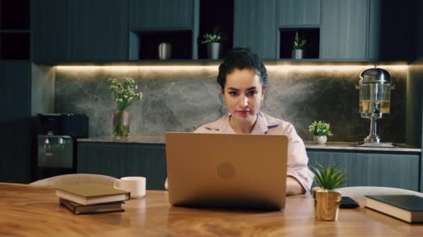 Junge Kaukasische Geschäftsfrau Sitzt Hause Büro Und Tippt Auf Der — Stockvideo