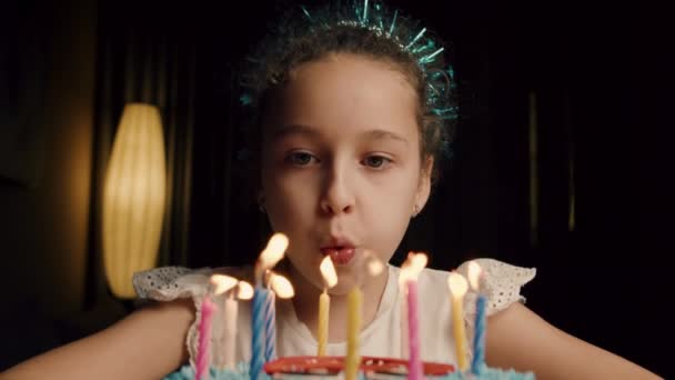 소원을 케이크에 촛불을 밝히는 매력적 코카서스 소년의 집에서의 생일을 축하하는 — 비디오