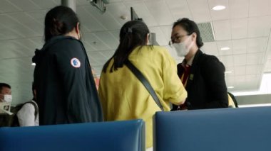 Coronavirus 'a karşı maskeli insanlar uçuş kontrolünden geçer ve Ho Chi Minh Havaalanı, Asya, Saigon, Vietnam, 5 Nisan 2022.