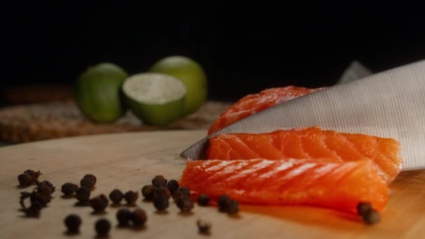 Mão Das Mulheres Corte Peixe Vermelho Salgado Pedaços Enquanto Cozinha — Vídeo de Stock