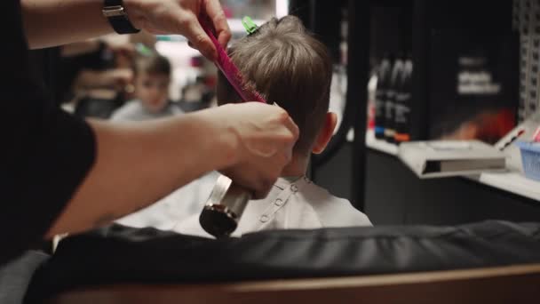 Перукар Дує Волосся Феном Модний Перукар Вирізає Дитяче Волосся Допомогою — стокове відео