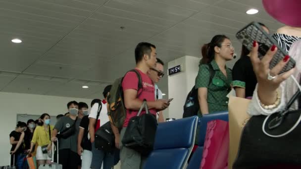 Ludzie Maskach Medycznych Koronawirusa Lotnisku Pasażerowie Siedzą Poczekalni Zameldować Się — Wideo stockowe