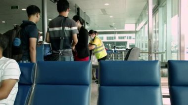 Coronavirus 'a karşı maskeli insanlar uçuş kontrolünden geçer ve Ho Chi Minh Havaalanı, Asya, Saigon, Vietnam, 5 Nisan 2022.