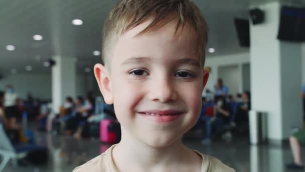 Portrait Heureux Enfant Européen Dans Salle Attente Aéroport Sur Fond — Video