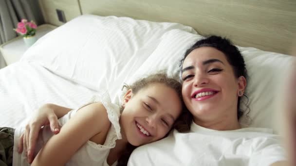 Portrait Maman Fille Embrasser Doucement Fille Avec Maman Prendre Selfie — Video